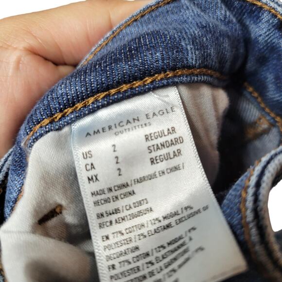 American Eagle Ripped Knee Mom Jeans Medium Wash Women Sz US 2 - Picture 5 of 6